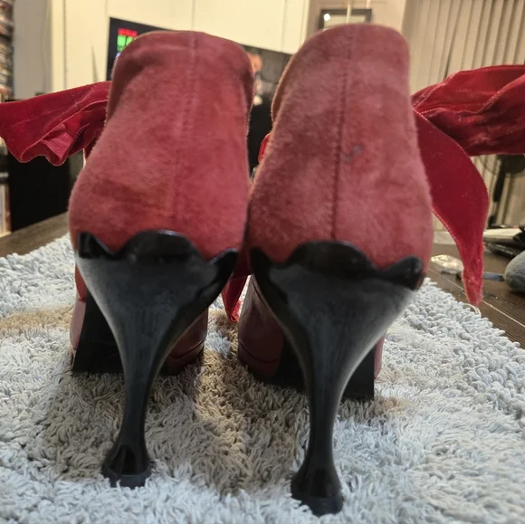 John Fluevog Red Velvet Bow Heels - Picture 4 of 12